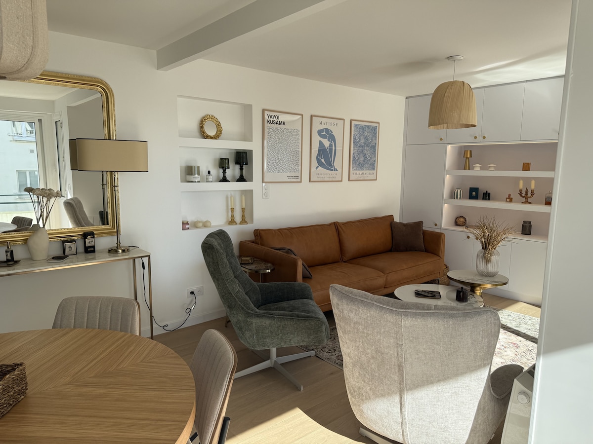 Séjour lumineux avec cuisine ouverte de l'appartement à La Baule, mobilier neuf et décoration épurée